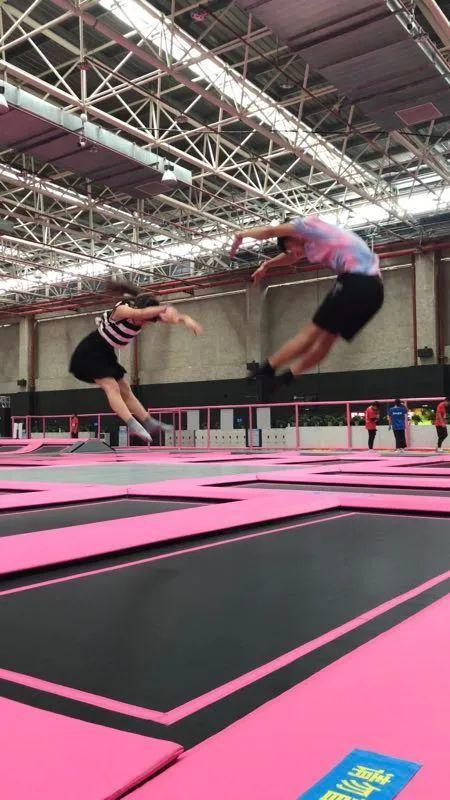 抖音网红蹦床场,空中狂欢，挑战极限的娱乐天堂